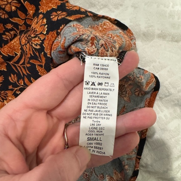 Elan NWT floral print mock neck flutter sleeve black and orange top - Picture 7 of 9